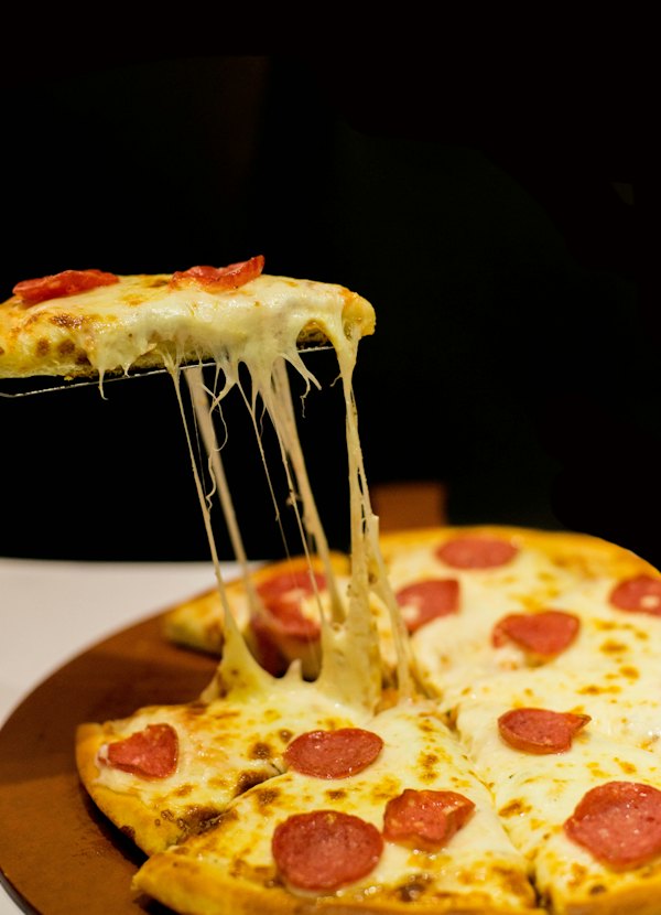 Fatia de pizza puxando queijo