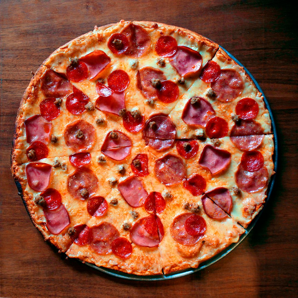 Pizza de peperoni vista de cima
